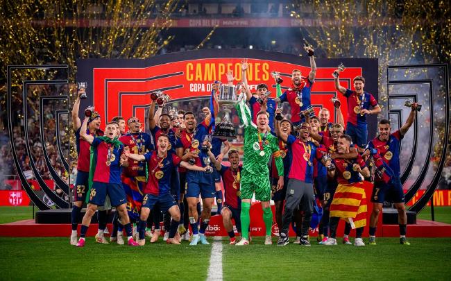 巴萨队史第9次包揽西班牙国王杯冠军和联赛冠军